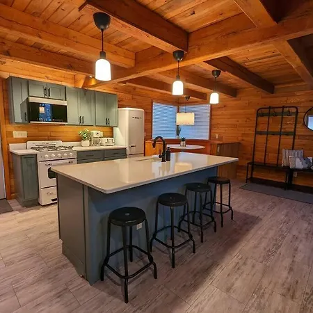 Base Camp Villa Cortland Exterior photo